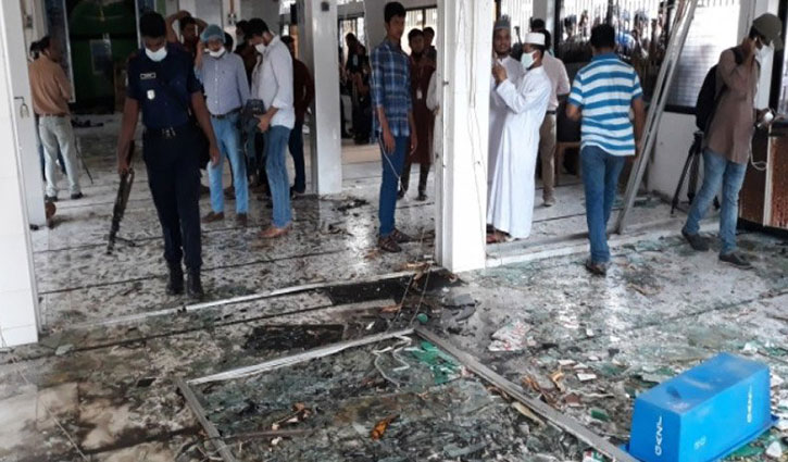 মসজিদে বিস্ফোরণ: একজন সুস্থ হয়ে বাড়ি ফিরেছেন মসজিদে বিস্ফোরণ: একজন সুস্থ হয়ে বাড়ি ফিরেছেন