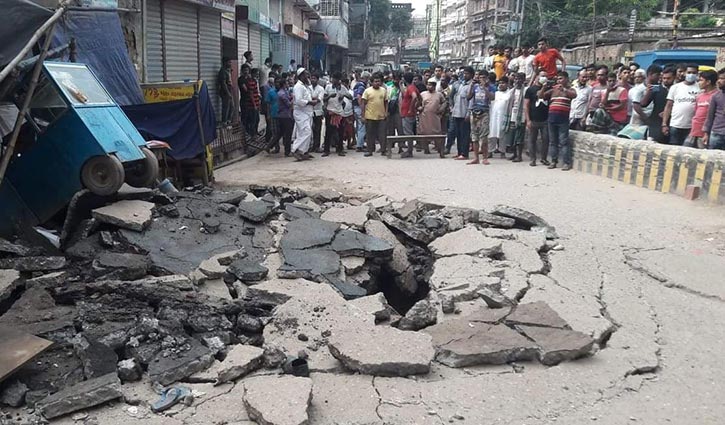 বংশালে রাস্তার পাশে বিস্ফোরণ, আহত ৮ বংশালে রাস্তার পাশে বিস্ফোরণ, আহত ৮