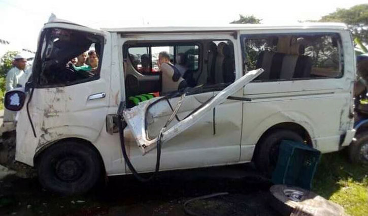 হাওর ভ্রমণে যাওয়ার পথে সড়ক দুর্ঘটনায় বাবা-ছেলে নিহত হাওর ভ্রমণে যাওয়ার পথে সড়ক দুর্ঘটনায় বাবা-ছেলে নিহত