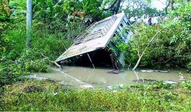 লালপুরে বাস খাদে পড়ে নারী নিহত লালপুরে বাস খাদে পড়ে নারী নিহত