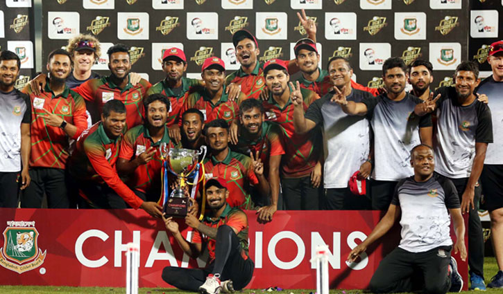 নাজমুলদের স্রেফ উড়িয়ে চ্যাম্পিয়ন মাহমুদউল্লাহরা নাজমুলদের স্রেফ উড়িয়ে চ্যাম্পিয়ন মাহমুদউল্লাহরা