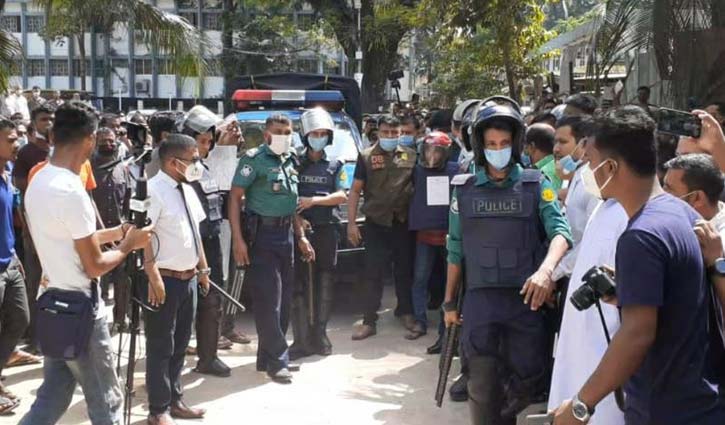 ছাত্রাবাসে গণধর্ষণ: মাহফুজ ৫ দিনের রিমান্ডে ছাত্রাবাসে গণধর্ষণ: মাহফুজ ৫ দিনের রিমান্ডে