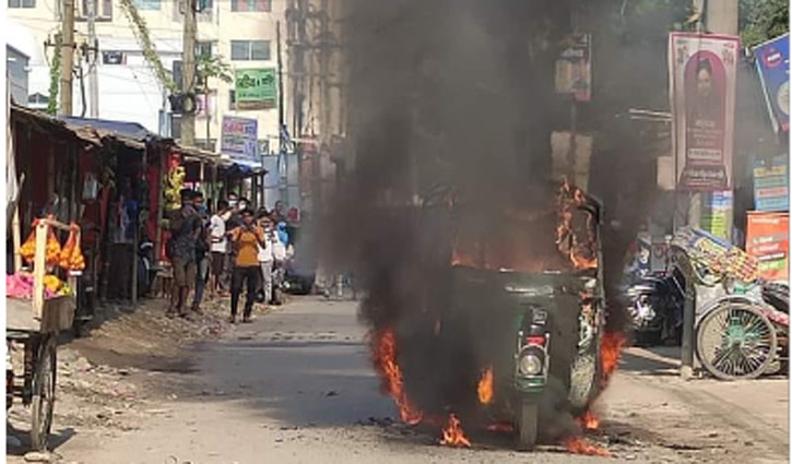 সিএনজিচালিত অটোরিকশায় হঠাৎ আগুন, মা-মেয়ে আহত সিএনজিচালিত অটোরিকশায় হঠাৎ আগুন, মা-মেয়ে আহত