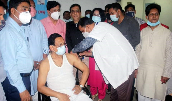 করোনা টিকা নিলেন চসিক মেয়র করোনা টিকা নিলেন চসিক মেয়র