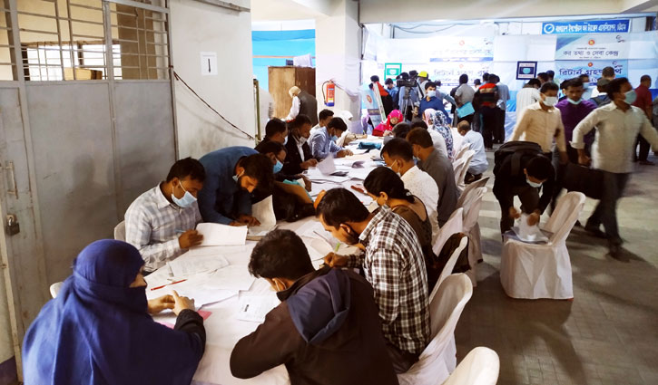 শেষ মুহূর্তে আয়কর রিটার্ন জমা দিতে করদাতাদের ভিড় শেষ মুহূর্তে আয়কর রিটার্ন জমা দিতে করদাতাদের ভিড়
