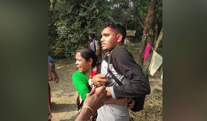 ছাত্রলীগকর্মীকে অটোরিকশা থেকে নামিয়ে নির্যাতন ছাত্রলীগকর্মীকে অটোরিকশা থেকে নামিয়ে নির্যাতন