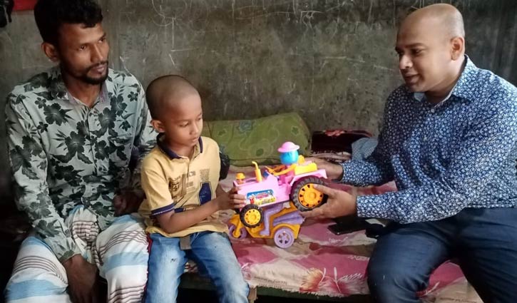 বর্বরতার শিকার শিক্ষার্থীর বাড়িতে খেলনা নিয়ে ইউএনও বর্বরতার শিকার শিক্ষার্থীর বাড়িতে খেলনা নিয়ে ইউএনও