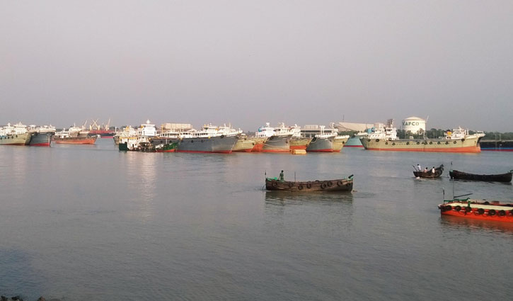বন্দরের বহিঃনোঙরে অর্ধশত জাহাজ, লোকসান গুনছেন ব্যবসায়ীরা বন্দরের বহিঃনোঙরে অর্ধশত জাহাজ, লোকসান গুনছেন ব্যবসায়ীরা