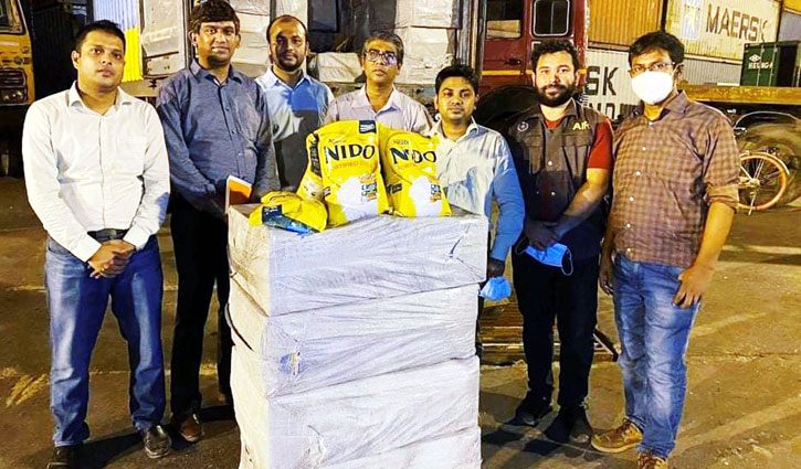 ইলেক্ট্রনিক্স পণ্য ঘোষণা দিয়ে দুবাই থেকে এলো ৮ টন গুঁড়ো দুধ ইলেক্ট্রনিক্স পণ্য ঘোষণা দিয়ে দুবাই থেকে এলো ৮ টন গুঁড়ো দুধ