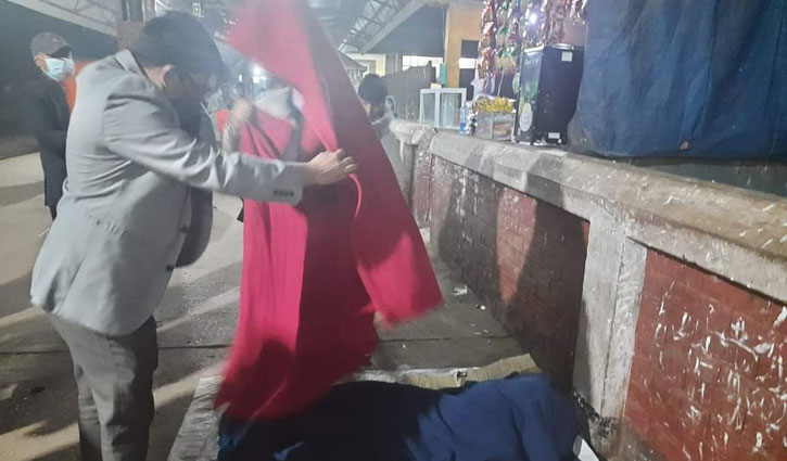 মধ্যরাতে শীতার্তদের হাতে কম্বল তুলে দিচ্ছেন ডিসি মধ্যরাতে শীতার্তদের হাতে কম্বল তুলে দিচ্ছেন ডিসি