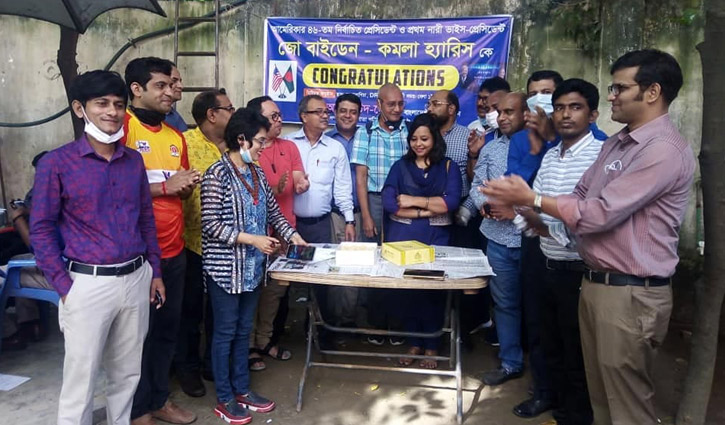 বাইডেন-হ্যারিসের জয় উপলক্ষে ডিআরইউয়ে মিষ্টি বিতরণ বাইডেন-হ্যারিসের জয় উপলক্ষে ডিআরইউয়ে মিষ্টি বিতরণ