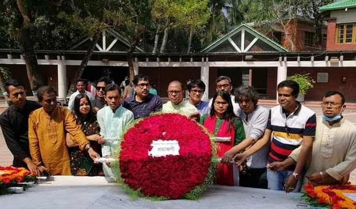 বঙ্গবন্ধুর সমাধিতে ডিইউজে’র শ্রদ্ধা বঙ্গবন্ধুর সমাধিতে ডিইউজে’র শ্রদ্ধা