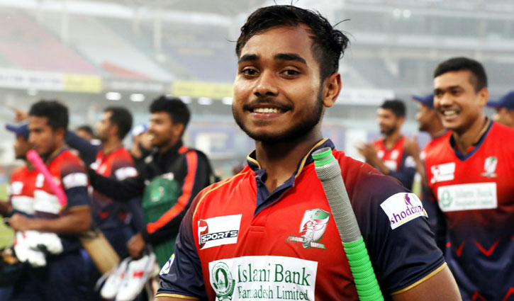 পূর্ণ স্বাধীনতা পেয়ে ইমনের অবিশ্বাস্য সেঞ্চুরি পূর্ণ স্বাধীনতা পেয়ে ইমনের অবিশ্বাস্য সেঞ্চুরি