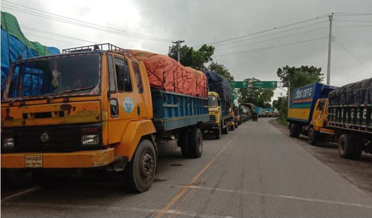 Over 300 trucks stuck at Paturia-Daulatdia ferry terminal Over 300 trucks stuck at Paturia-Daulatdia ferry terminal