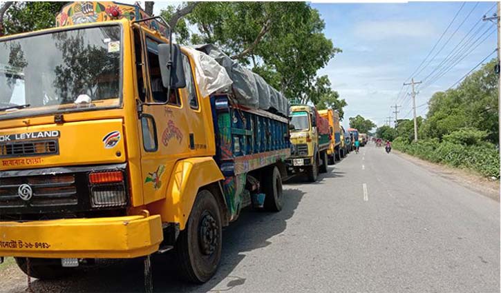 500 trucks stuck at Paturia-Daulatdia ferry terminal 500 trucks stuck at Paturia-Daulatdia ferry terminal