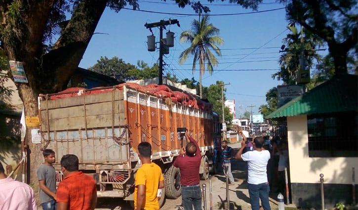 Onion-laden trucks start entering country from India Onion-laden trucks start entering country from India
