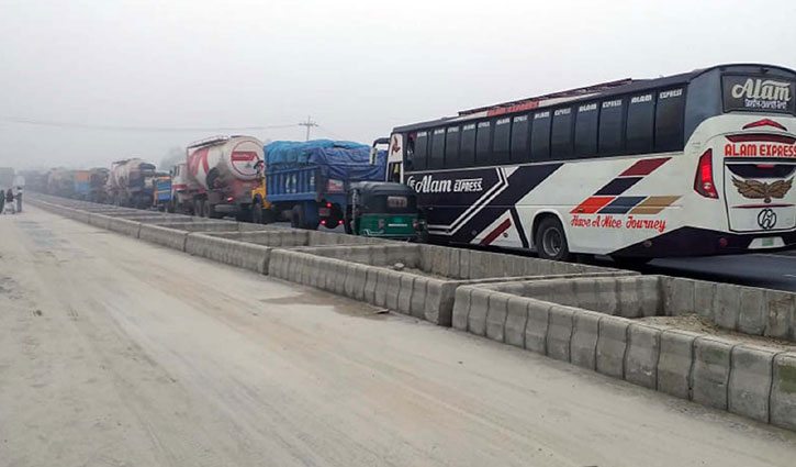 20-km long tailback on Tangail-Bangabandhu Bridge highway 20-km long tailback on Tangail-Bangabandhu Bridge highway