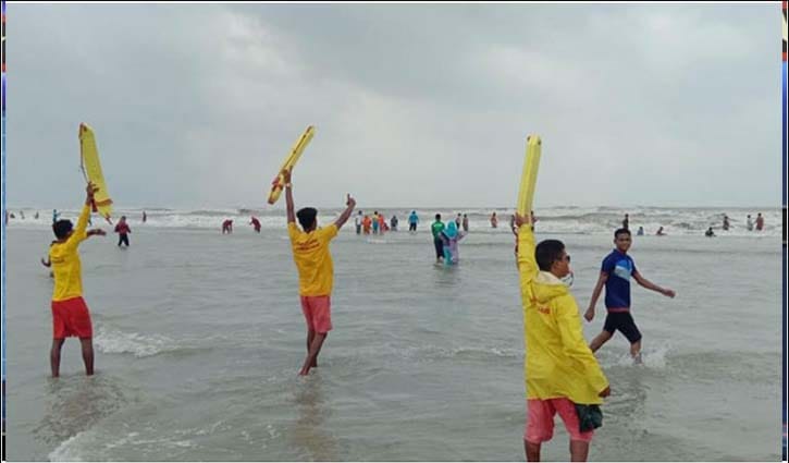 Tourists throng Cox’s Bazar beach despite signal number 4 Tourists throng Cox’s Bazar beach despite signal number 4