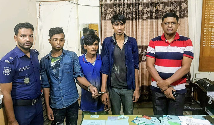 সোনাগাজীতে প্রাইভেটকার ছিনতাইয়ের অভিযোগে গ্রেপ্তার ৩ সোনাগাজীতে প্রাইভেটকার ছিনতাইয়ের অভিযোগে গ্রেপ্তার ৩