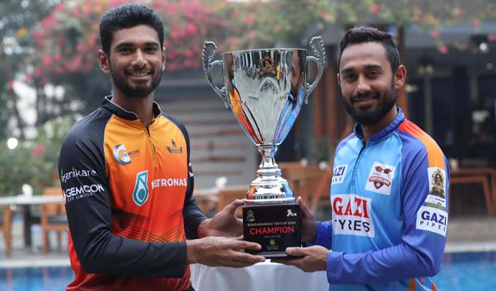 ট্রফির লড়াইয়ে ব্যাটিংয়ে খুলনা ট্রফির লড়াইয়ে ব্যাটিংয়ে খুলনা