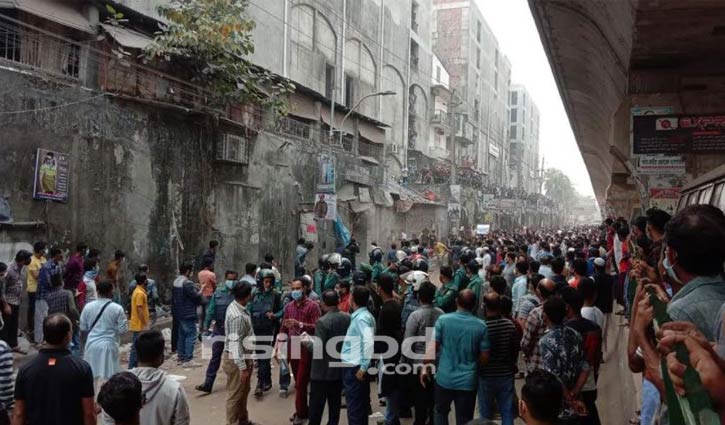 ফুলবাড়িয়ায় উচ্ছেদ অভিযান, প্রতিবাদে রাস্তায় দোকানিরা ফুলবাড়িয়ায় উচ্ছেদ অভিযান, প্রতিবাদে রাস্তায় দোকানিরা