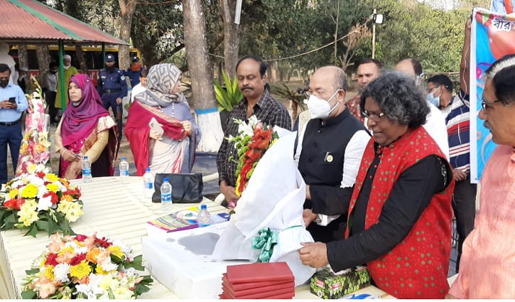 বয়োজ্যেষ্ঠদের নিয়ে আনন্দে মেতেছিলেন ফকির আলমগীর বয়োজ্যেষ্ঠদের নিয়ে আনন্দে মেতেছিলেন ফকির আলমগীর