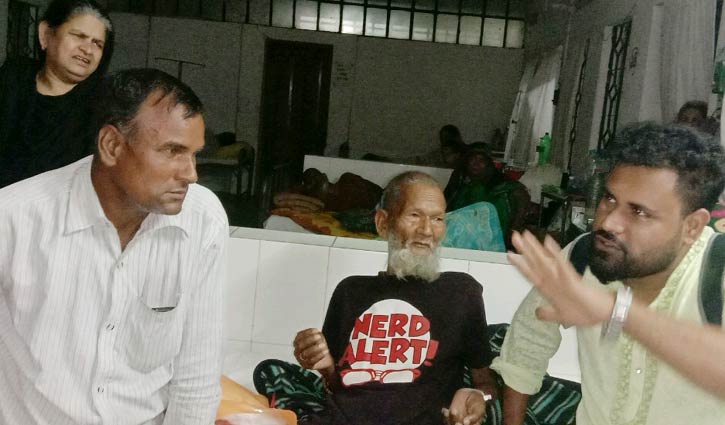 রাইজিংবিডিতে সংবাদ প্রকাশের পর সেই বৃদ্ধ ফিরে পেলেন পরিবার রাইজিংবিডিতে সংবাদ প্রকাশের পর সেই বৃদ্ধ ফিরে পেলেন পরিবার