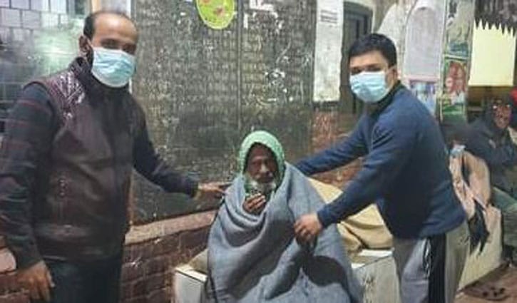 গভীর রাতে কম্বল নিয়ে শীতার্তদের পাশে বিরামপুরের ইউএনও গভীর রাতে কম্বল নিয়ে শীতার্তদের পাশে বিরামপুরের ইউএনও