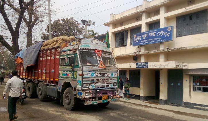 হিলি স্থলবন্দরে ১১শ মেট্রিক টন পেঁয়াজ আমদানি হিলি স্থলবন্দরে ১১শ মেট্রিক টন পেঁয়াজ আমদানি