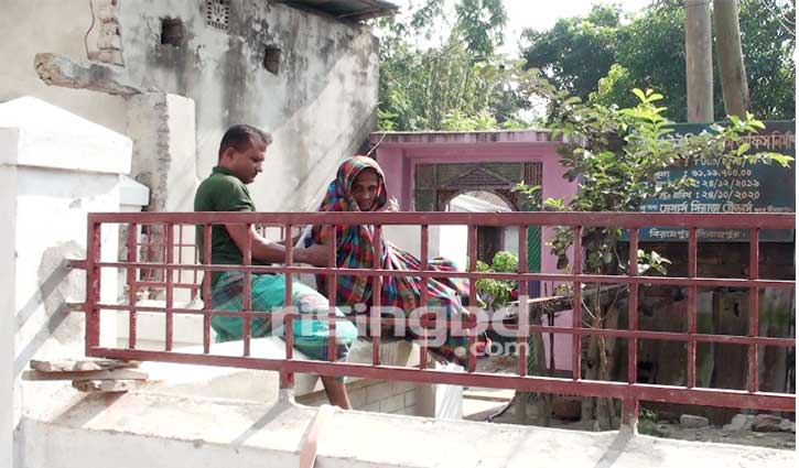 রাইজিংবিডিতে সংবাদ প্রকাশের পর বৃদ্ধার পাশে ইউএনও রাইজিংবিডিতে সংবাদ প্রকাশের পর বৃদ্ধার পাশে ইউএনও