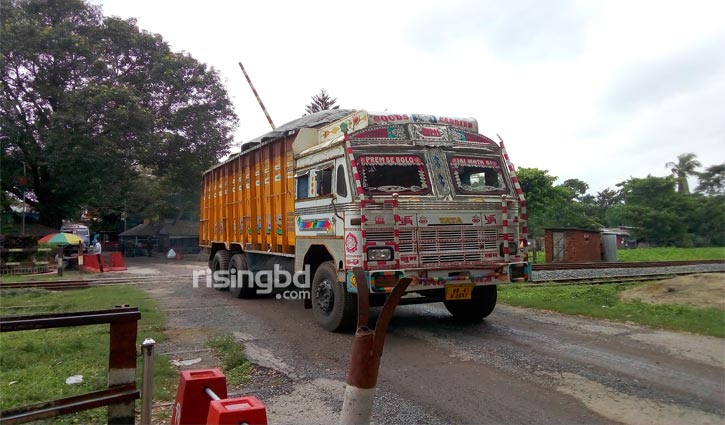 হিলির রাস্তা যেন মরণফাঁদ হিলির রাস্তা যেন মরণফাঁদ