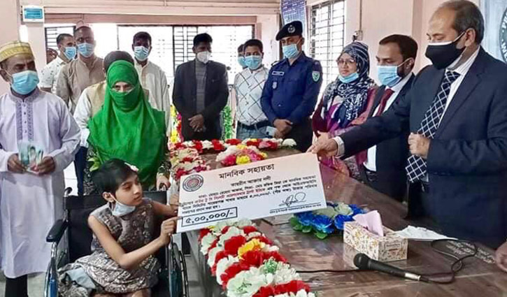 পা হারানো নদীর পাশে প্রবাসীরা পা হারানো নদীর পাশে প্রবাসীরা