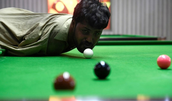 দুই হাত নেই, মুখ দিয়ে খেলছেন স্নুকার দুই হাত নেই, মুখ দিয়ে খেলছেন স্নুকার