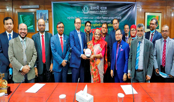 সফল নারী উদ্যোক্তা শাহিদা পারভীনকে ইসলামী ব্যাংকের সংবর্ধনা সফল নারী উদ্যোক্তা শাহিদা পারভীনকে ইসলামী ব্যাংকের সংবর্ধনা