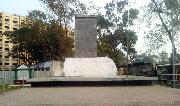 ঝালকাঠি শহরে বিজয়ীর বেশে বীর মুক্তিযোদ্ধারা