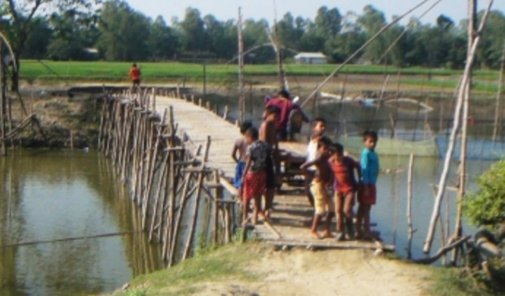 বাঁশের সাঁকোয় ৩২ বছর বাঁশের সাঁকোয় ৩২ বছর