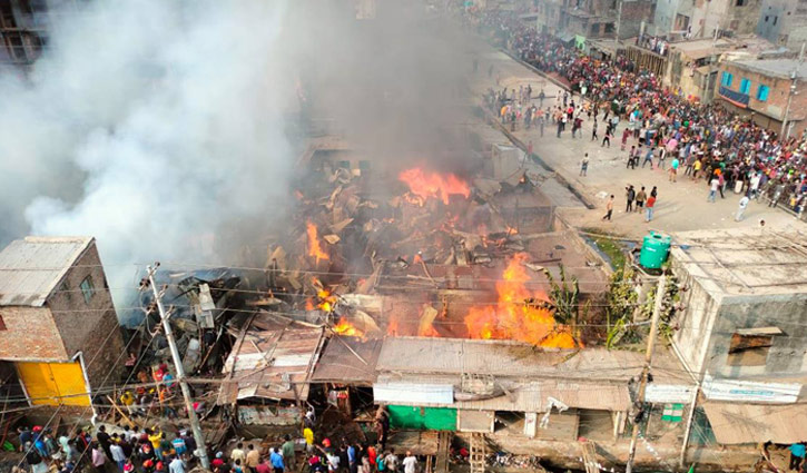 অগ্নিকাণ্ডে নিঃস্ব কালশী বস্তির ২৫০ পরিবার