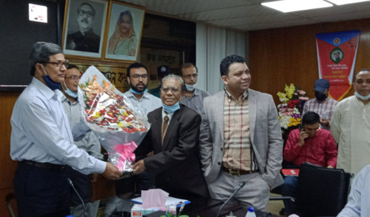 হাজী মাে. কাউছ মিয়া মুজিববর্ষে সেরা করদাতার সম্মাননা নিলেন হাজী মাে. কাউছ মিয়া মুজিববর্ষে সেরা করদাতার সম্মাননা নিলেন