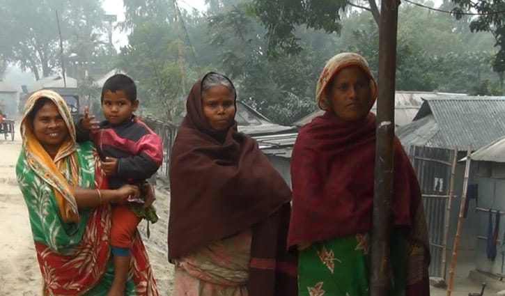 শীতে কাঁপছে সাড়ে ৪শ চরের হতদরিদ্র মানুষ শীতে কাঁপছে সাড়ে ৪শ চরের হতদরিদ্র মানুষ