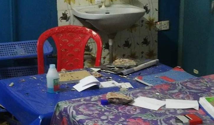 হাসপাতালের পলেস্তারা খসে চিকিৎসকসহ আহত ২ হাসপাতালের পলেস্তারা খসে চিকিৎসকসহ আহত ২