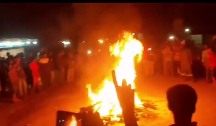 লালমনিরহাটে যুবককে পিটিয়ে হত্যার পর লাশ পোড়ালো জনতা লালমনিরহাটে যুবককে পিটিয়ে হত্যার পর লাশ পোড়ালো জনতা