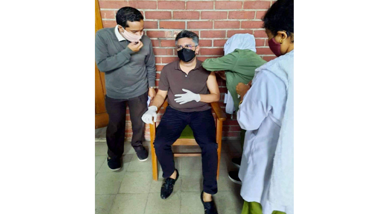 করোনাভাইরাসের টিকা নিলেন চিফ হুইপ