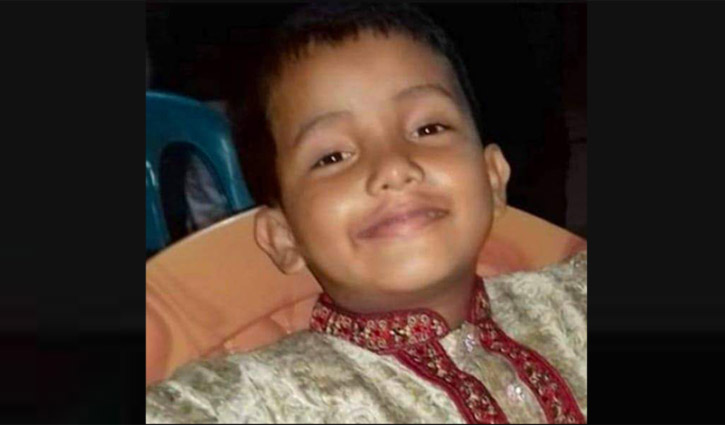 মায়ের হাত ধরে রাস্তা পার হচ্ছিলো শিশুটি মায়ের হাত ধরে রাস্তা পার হচ্ছিলো শিশুটি