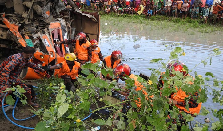 মাগুরায় সড়কে ঝরলো ৪ প্রাণ মাগুরায় সড়কে ঝরলো ৪ প্রাণ