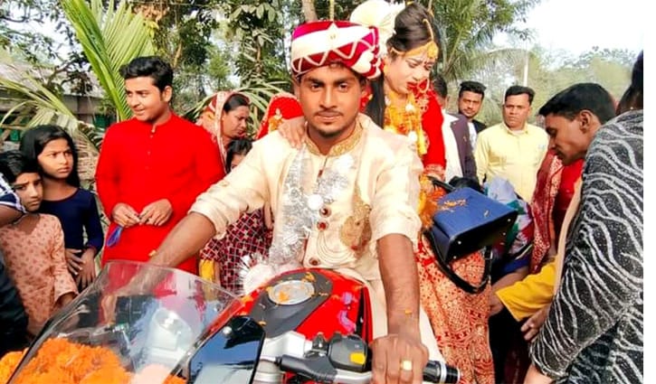 মোটরবাইকে চড়ে বিয়ে সাড়া ফেলেছে মাগুরায় মোটরবাইকে চড়ে বিয়ে সাড়া ফেলেছে মাগুরায়