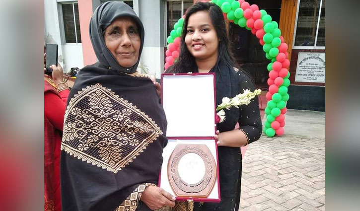 খুলনা বিভাগে শ্রেষ্ঠ জয়িতার পদক পেলেন মাগুরার রোকেয়া বেগম খুলনা বিভাগে শ্রেষ্ঠ জয়িতার পদক পেলেন মাগুরার রোকেয়া বেগম