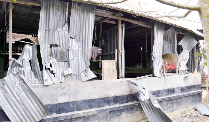 মাগুরায় বাড়িতে হামলা-ভাঙচুর-লুটপাট, আহত ৫ মাগুরায় বাড়িতে হামলা-ভাঙচুর-লুটপাট, আহত ৫
