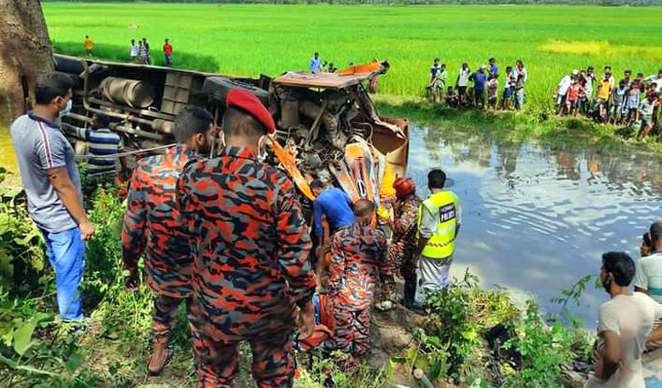 মাগুরায় সড়ক দুর্ঘটনায় নিহত ৩, আহত ৪০ মাগুরায় সড়ক দুর্ঘটনায় নিহত ৩, আহত ৪০