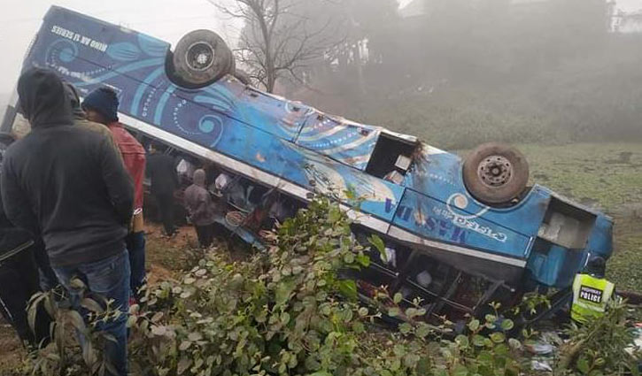 মানিকগঞ্জে নিয়ন্ত্রণ হারিয়ে বাস খাদে, আহত ৭ মানিকগঞ্জে নিয়ন্ত্রণ হারিয়ে বাস খাদে, আহত ৭
