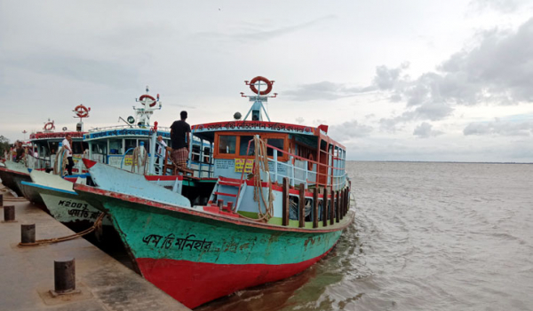 পাটুরিয়া-দৌলতদিয়া নৌরুটে লঞ্চ পারাপার বন্ধ 